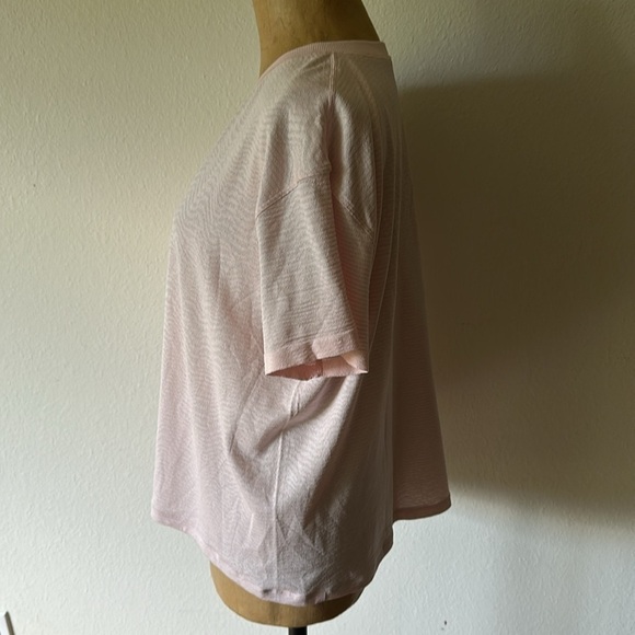 Lululemon sz 8 pink short sleeve T, no fabric tag great pre owned condition - Picture 3 of 6